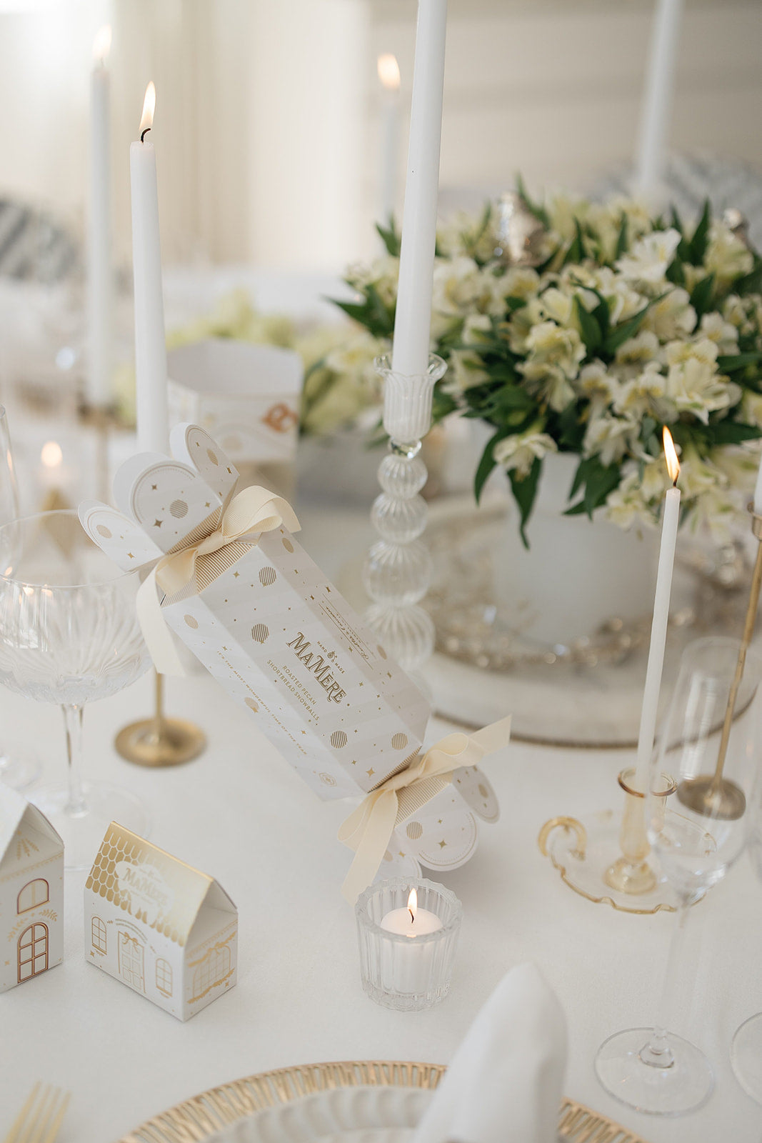 WHITE FESTIVE CRACKER